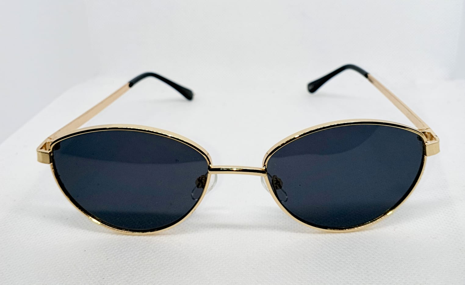 Caputto – Golden Cat Eye Elegance