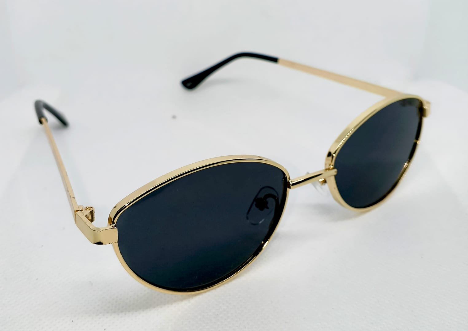 Caputto – Golden Cat Eye Elegance
